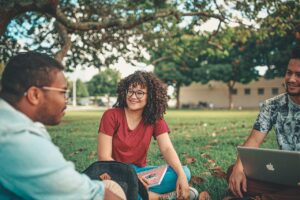 学生がワキガを気にせずスカートを楽しむための対策は？